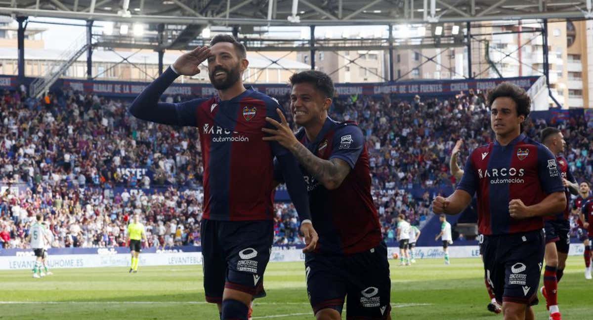 José Luis Morales celebra uno de sus goles al Racing. /LALIGA