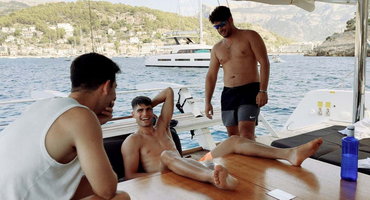 Carlos Alcaraz disfruta de unas vacaciones en un barco acompañado de su hermano y amigos. /Netflix