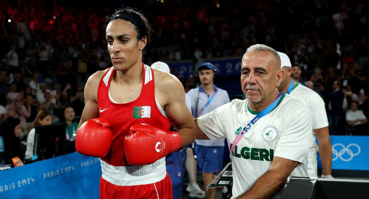 Imane Khelif, y Pedro Díaz, en su entrada a la final olímpica de París 2024./Getty Images