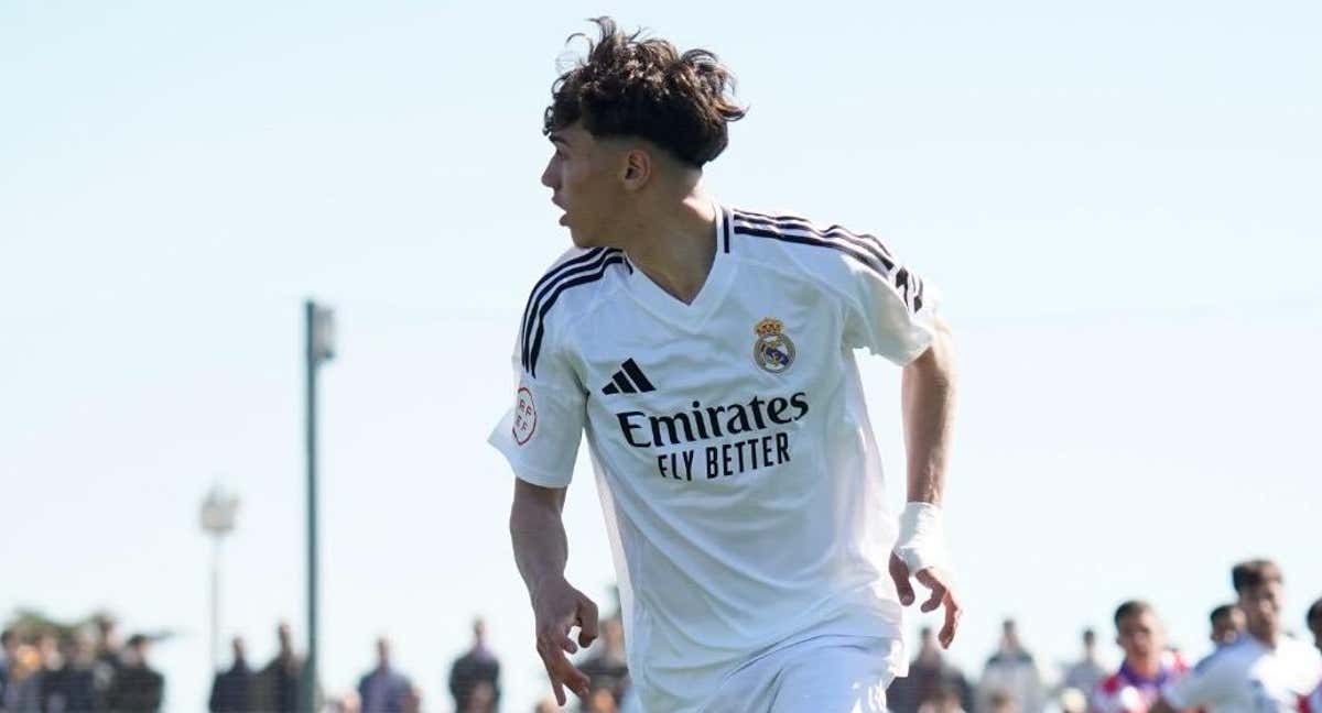 Thiago Pitarch controla el balón en un partido del Juvenil A./INSTAGRAM