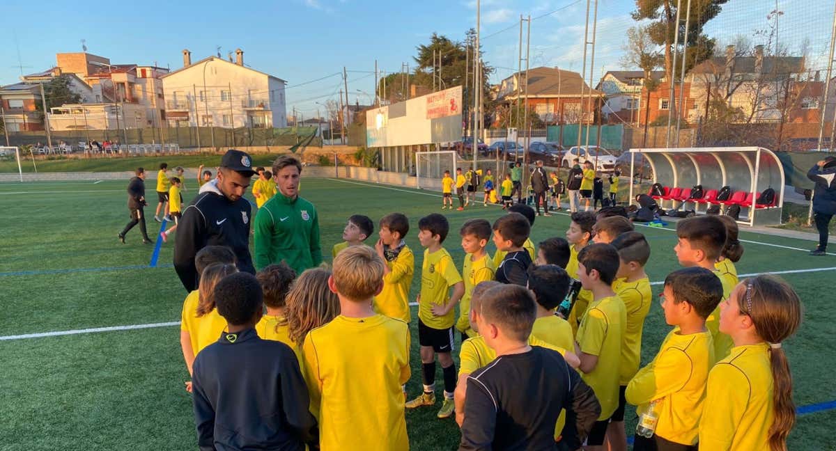 Niños entrenando./
