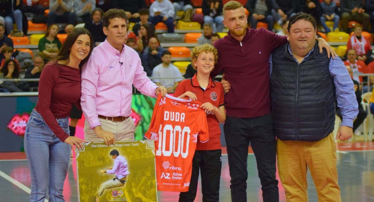 Duda recibió un homenaje el día que alcanzó los 1.000 partidos como entrenador. /JIMBEE CARTAGENA