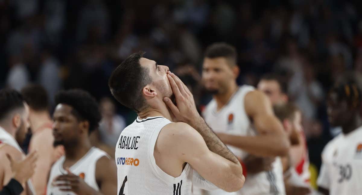 Alberto Abalde, con el resto de jugadores del Real Madrid de fondo, se lamenta del desenlace. /EFE