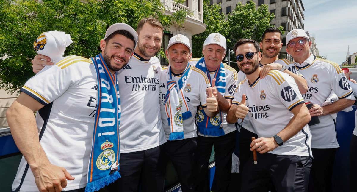Carlo Ancelotti, en el centro, celebra con su staff técnico la última Champions conseguida. /GETTY