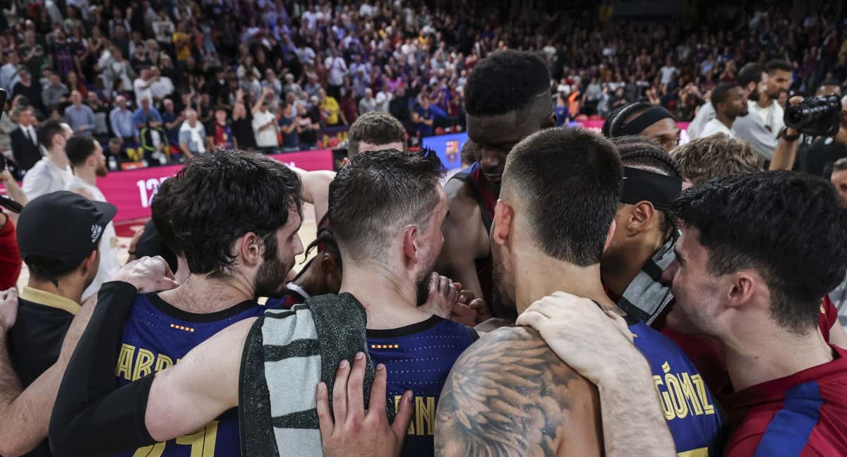 El corrillo de jugadores del Barça tras empatar la eliminatoria ante el AS Mónaco. /GETTY IMAGES