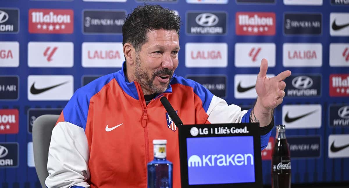 El momento en el que Simeone ha contestado con tono humorístico a un periodista tras ser preguntado por Baena. /EFE