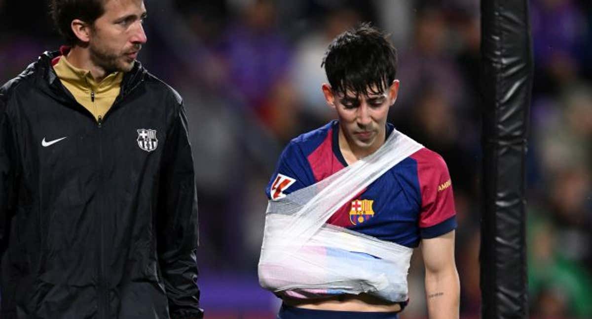 Dani Rodríguez, abandonando el terreno de juego con el brazo vendado. /GETTY