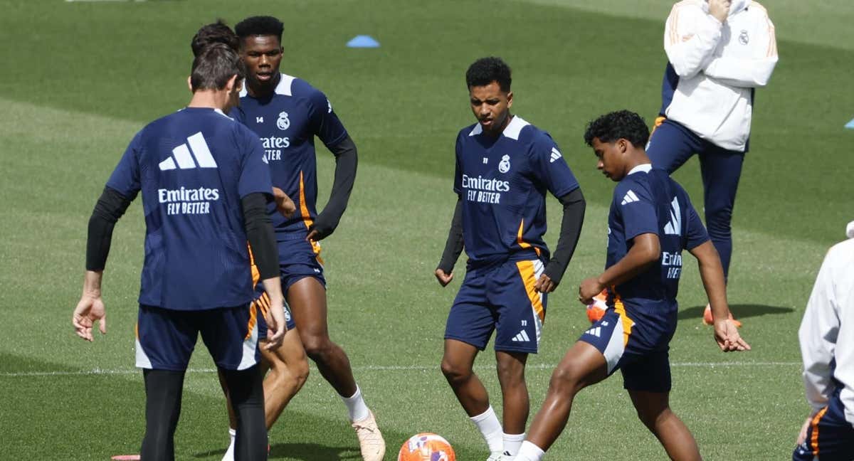 Rodrygo, junto a varios compañeros, en el entrenamiento de este sábado. /EFE