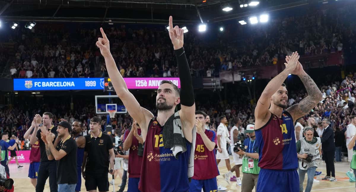 Los jugadores del Barça agradecen al Palau su apoyo tras ganar el cuarto partido ante el AS Mónaco. /EFE/ALEJANDRO GARCÍA
