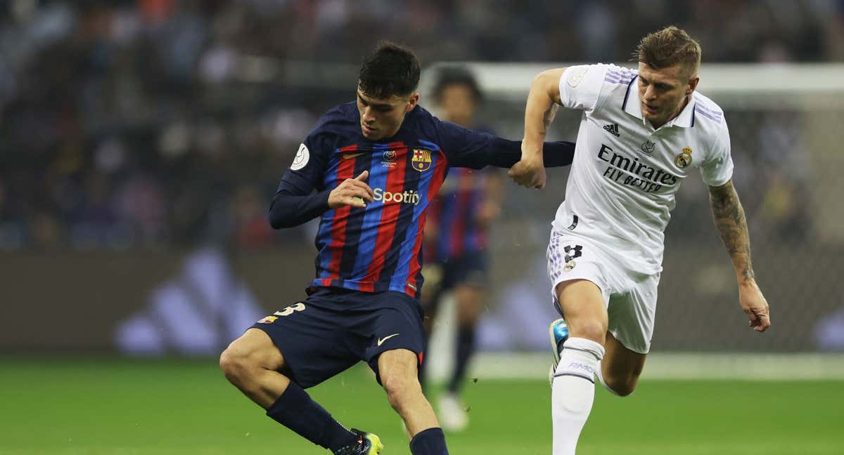 Pedri y Kroos pugnan por un balón en un Real Madrid-Barçade la temporada pasada. /Getty
