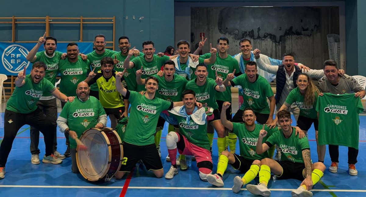 La plantilla bética celebra el título de Liga en Segunda y el ascenso a Primera en el pabellón Blancadona de Ibiza. /REAL BETIS