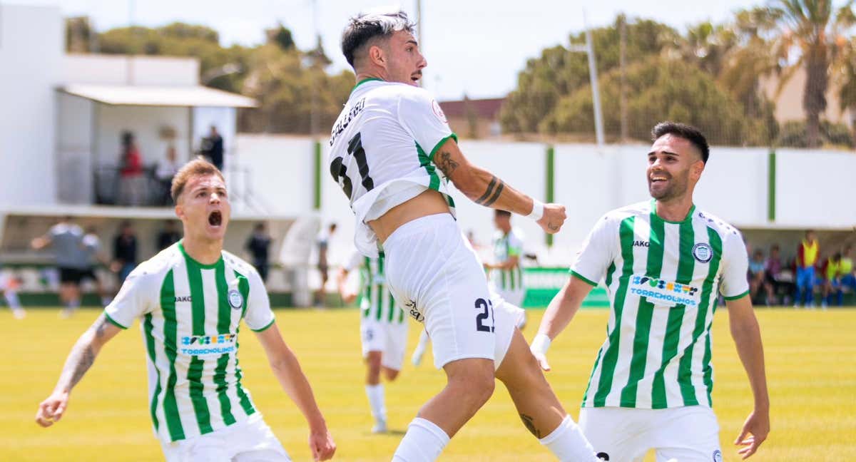 El Torremolinos celebra su ascenso./