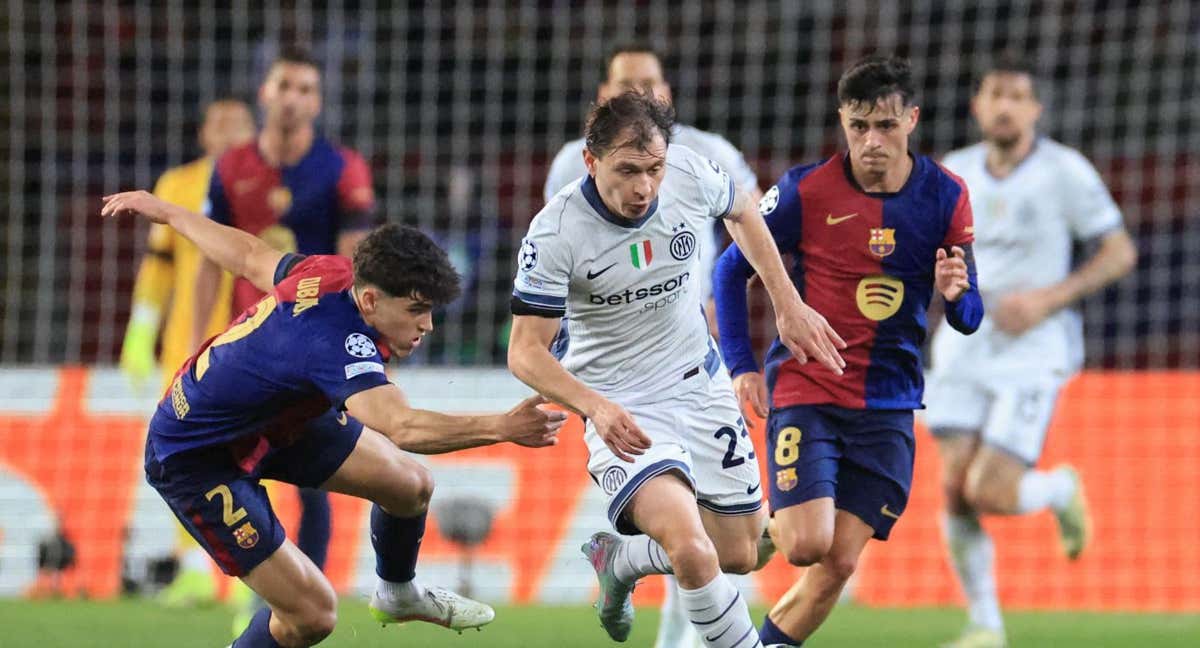 Una escena del primer partido de la semifinal de la Champions 2025: Cubarsí y Pedri persiguen a Barella, centrocampista del Inter. /REUTERS