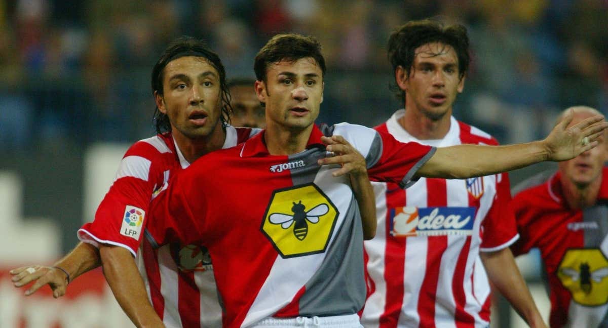 Sergio Corino, en su época con el Rayo Vallecano, en un partido ante el Atlético de Madrid de José Mari y Albertini. /EFE