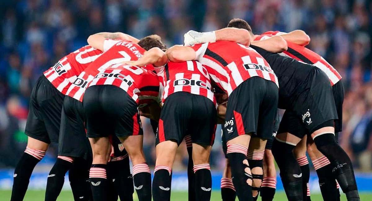 Los jugadores del Athletic, unidos antes del choque de este domingo./Athletic Club