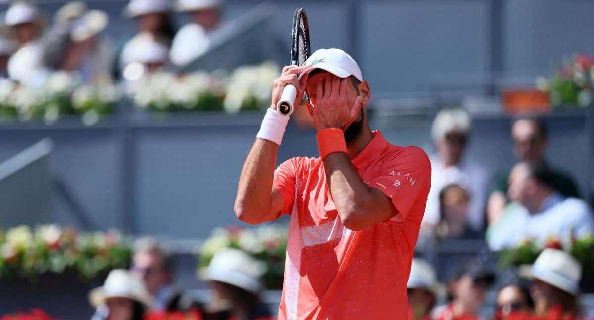 Novak Djokovic se lamenta durante el Mutua Madrid Open 2025. /Thomas COEX / AFP