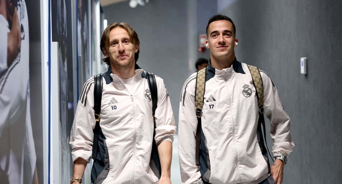 Luka Modric y Lucas Vázquez, en los pasillos del Bernabéu./Getty