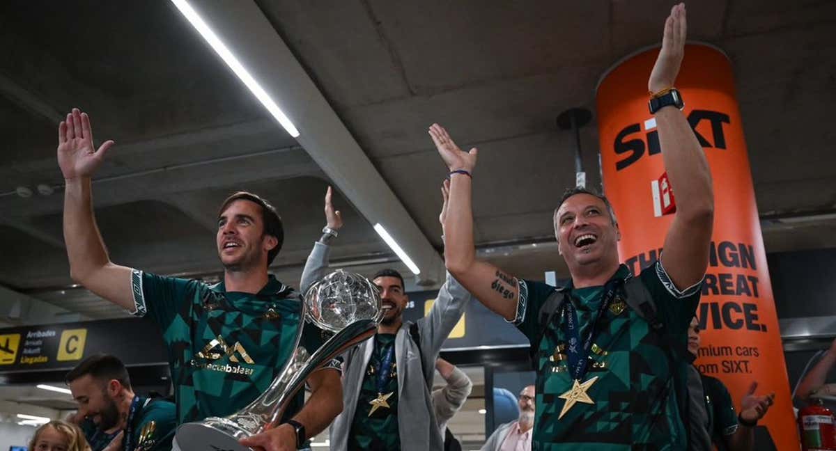 El capitán Carlos Barrón y el entrenador Antonio Vadillo llegando al aeropuerto con la tercera Champions. /PALMA FUTSAL