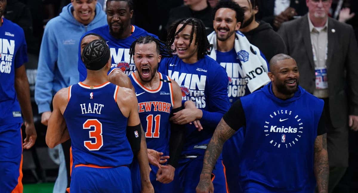 Los jugadores de los Knicks celebran el triunfo ante los Celtics en el primer partido de su serie de playoffs./Reuters