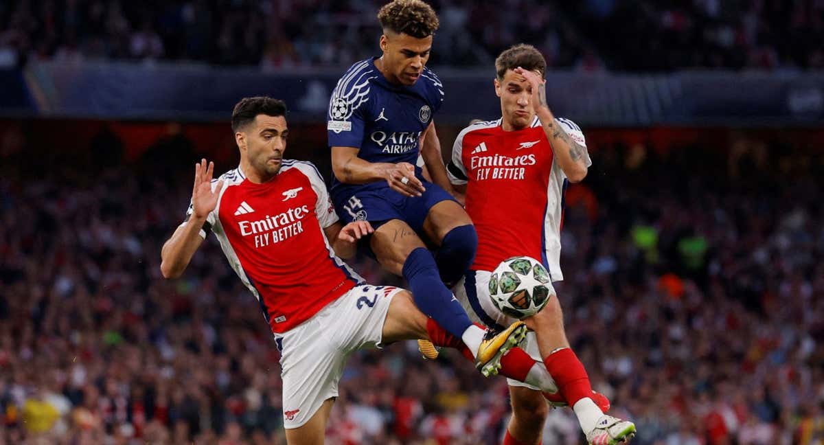 Doué, gran baluarte del PSG, presionado por dos rivales del Arsenal, Merino y Kiwior. /REUTERS