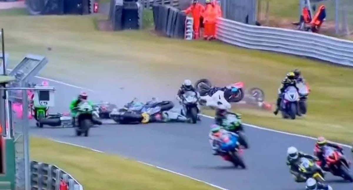 Momento del accidente durante la carrera./