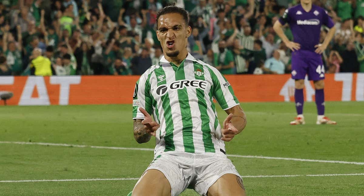 El brasileño Antony celebra su gol a la Fiorentina en la ida./Reuters