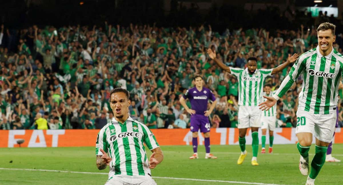 Antony celebra el gol que marcó en el partido de ida contra la Fiorentina. /REUTERS