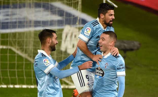 Brais clebra un gol con Nolito y Iago Aspas. AFP