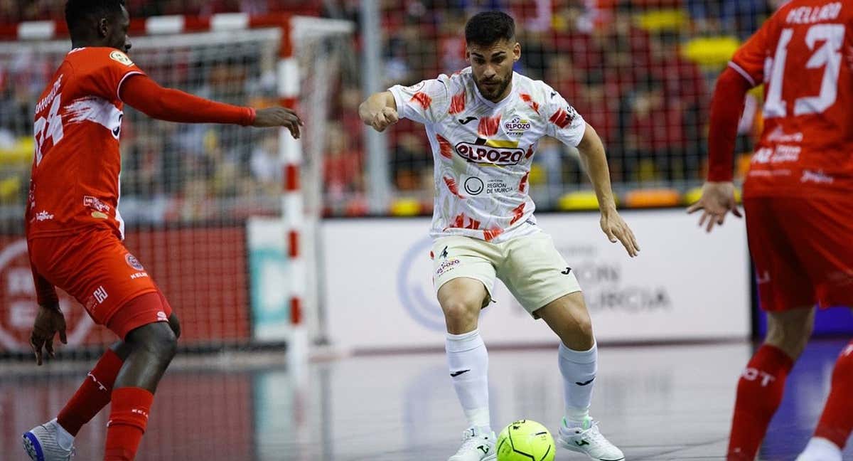 Esteban controla un balón en un derbi frente al Jimbee Cartagena. /ELPOZO MURCIA