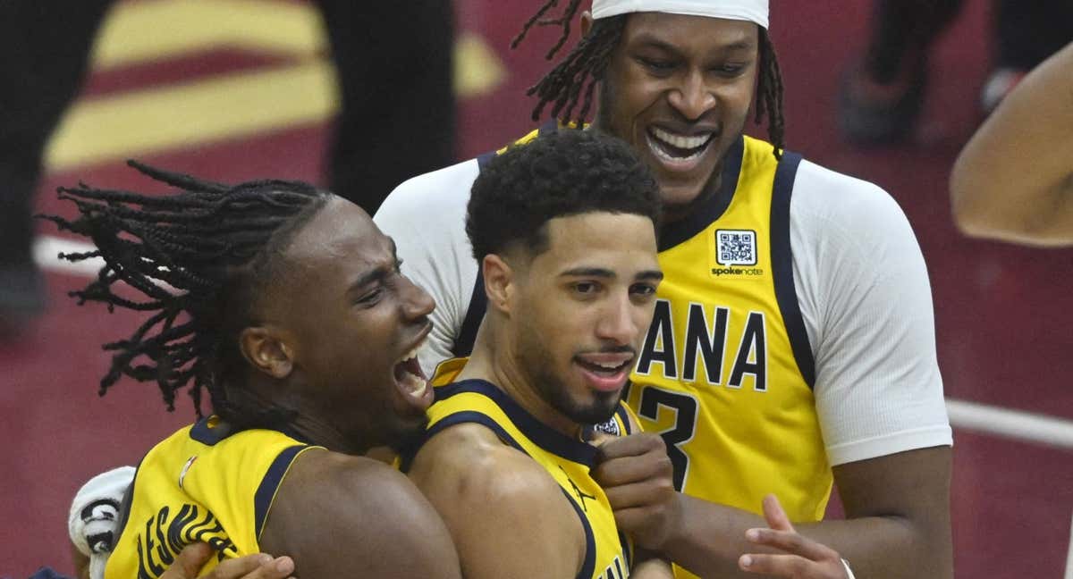Tyrese Haliburton celebra la canasta ganadora con Nesmith y Myles Turner./Reuters