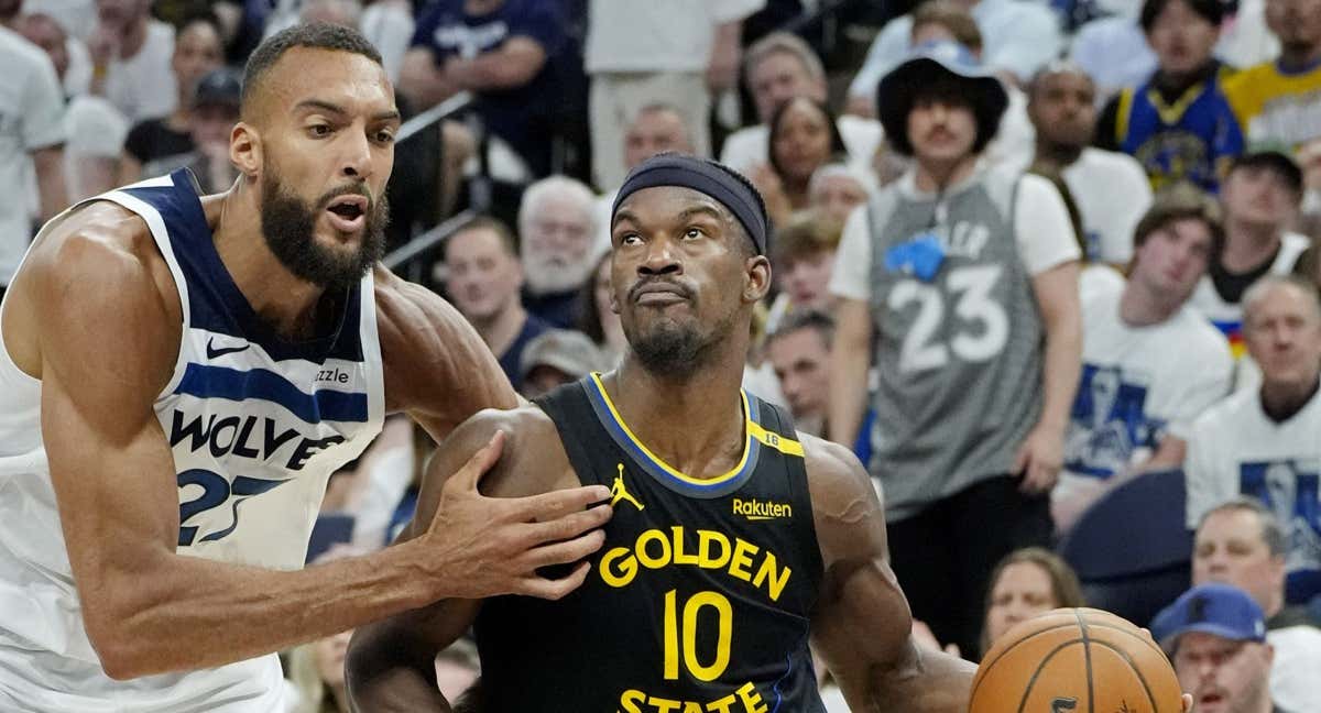 Jimmy Butler intenta anotar ante Gobert./Reuters