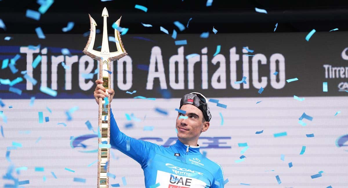 Juan Ayuso, vigente campeón de la Tirreno-Adriático, es uno de los principales favoritos en el Giro de Italia 2025./UAE TEAM EMIRATES