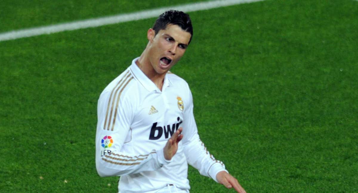 Cristiano Ronaldo pidiendo calma al Camp Nou la temporada 11-12. /EFE