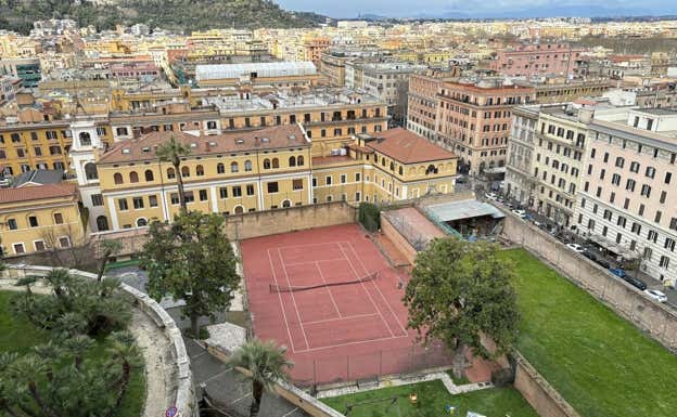 La pista de tenis, en los jardines de la Ciudad del Vaticano. JOSÉ MANUEL AMORÓS/RELEVO