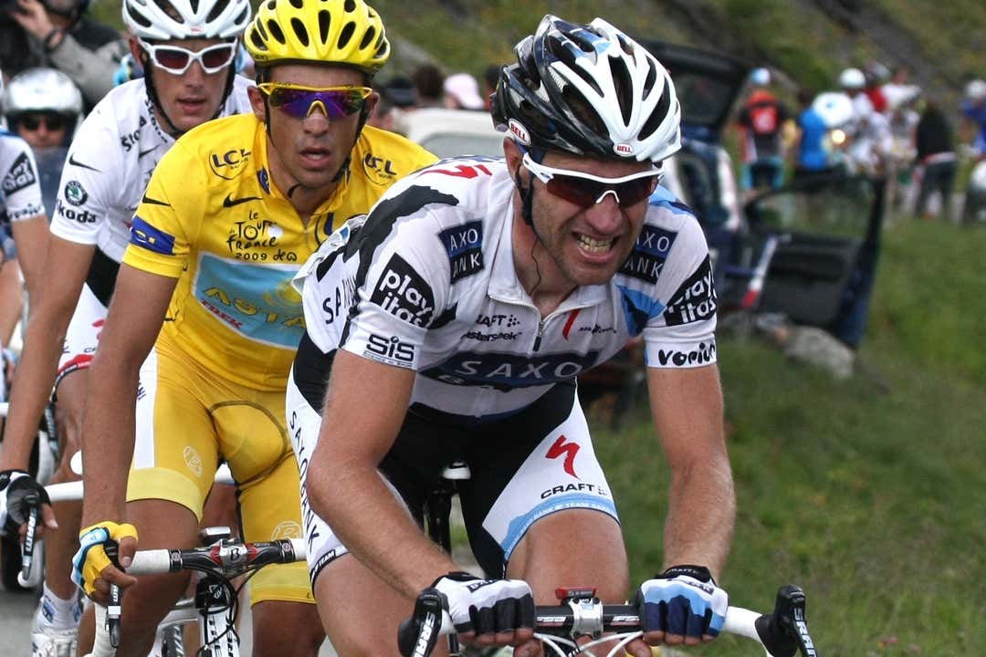 Jens Voigt tira del grupo de favoritos, con Alberto Contador y Andy Schleck a su espalda, en el Tour de 2009. AFP