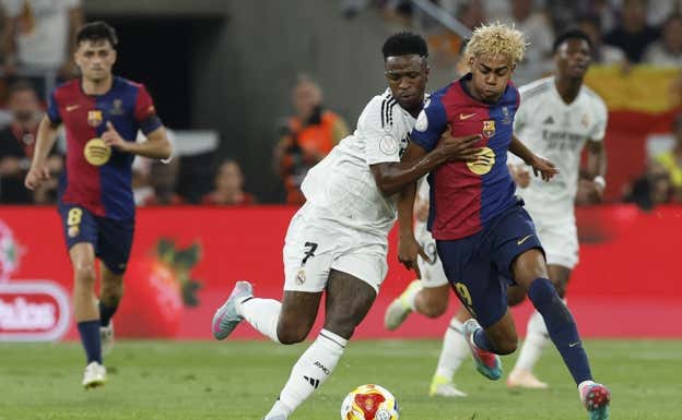 Vinicius pelea una pelota con Lamine.