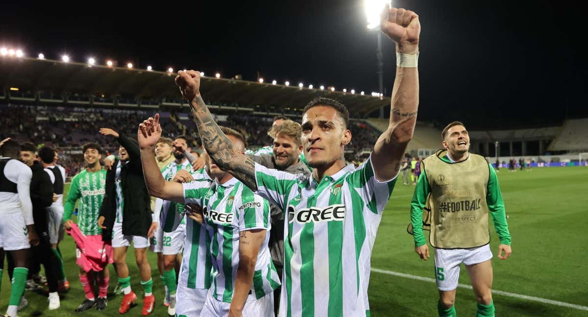 Antony, entre lágrimas, celebra el pase a la final con el resto del Betis./EFE