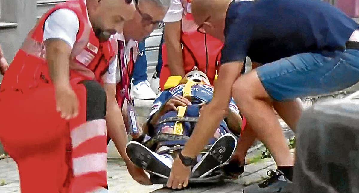 Mikel Landa trasladado en camilla a la ambulancia tras su fuerte caída./Captura