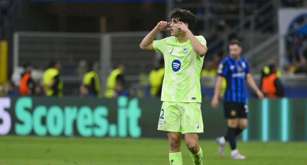 Pau Cubarsí, pidiendo cabeza a sus compañeros ante el Inter de Milán. /GETTY