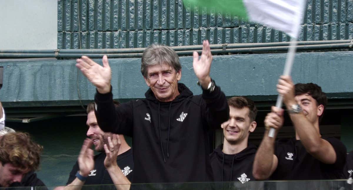 Manuel Pellegrini saluda a la afición del Betis./EFE