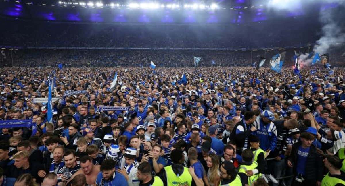 Los aficionados del Hamburgo invadieron el césped tras el pitido final. /Agencias