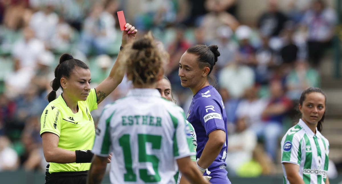 Momento en el que la portera del Betis es expulsada. /EFE