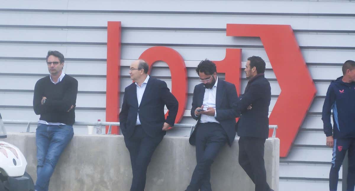 La directiva del Sevilla en un entrenamiento del equipo./ABC