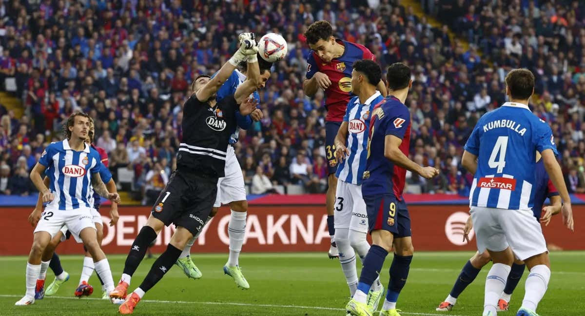 Imagen del derbi catalán de la primera vuelta./REUTERS
