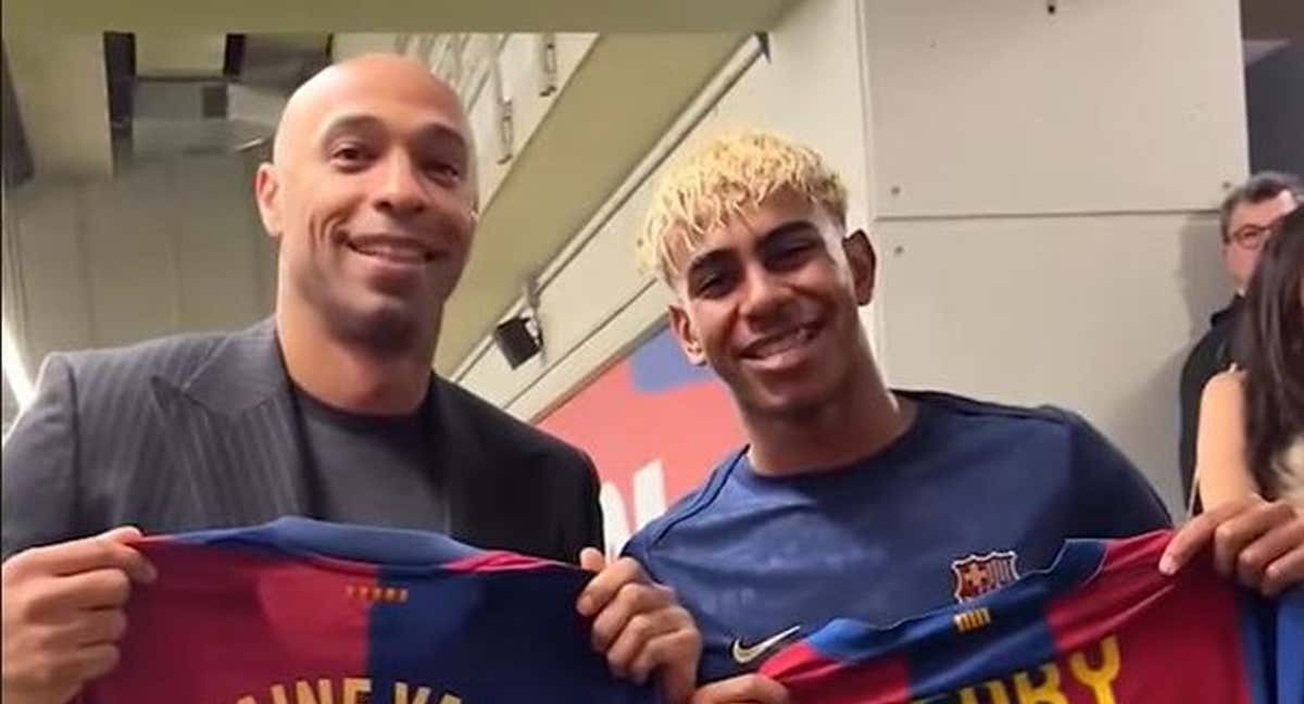 Thierry Henry, junto a Lamine Yamal, durante el Clásico de este sábado en Montjuïc. /FC BARCELONA