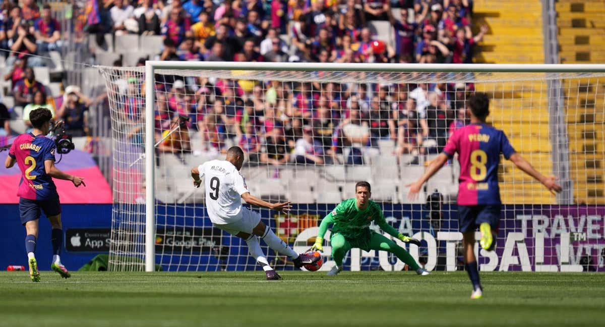Szczesny, a punto de recibir el 0-2 de Kylian Mbappé en el Clásico del domingo. /GETTY