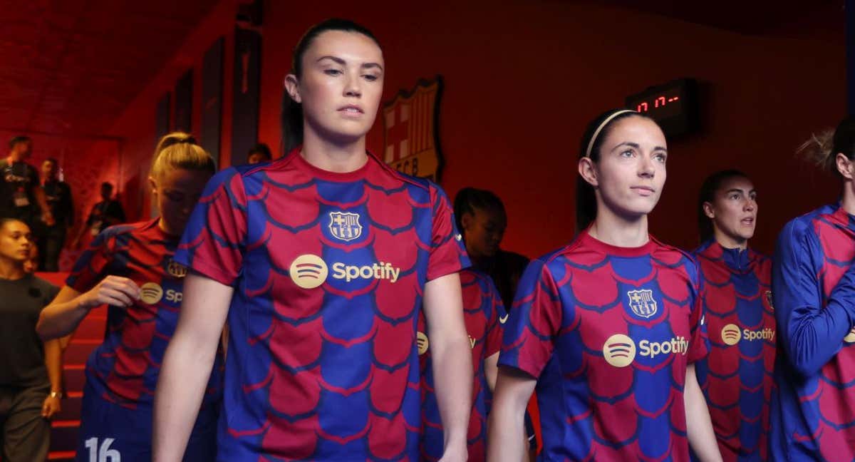 Ingrid Engen, junto a Aitana, antes de saltar al césped./Getty Images