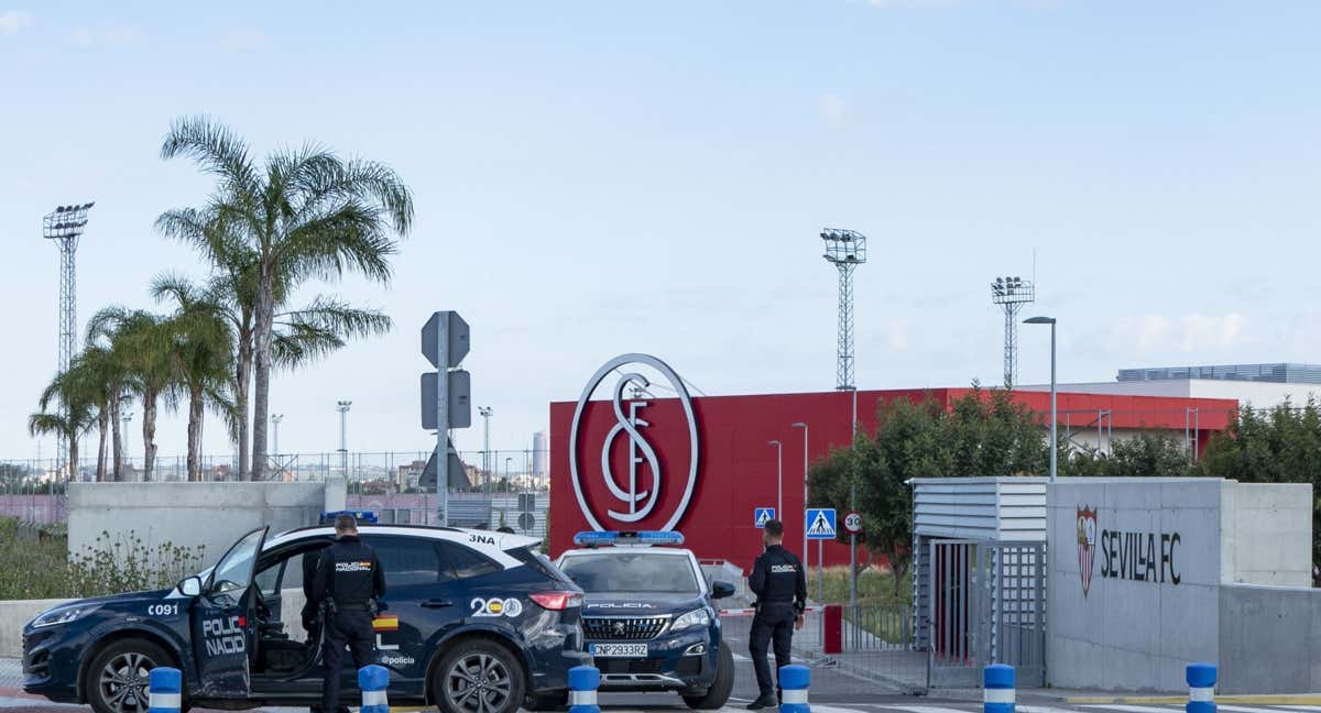 La Policía custodia la Ciudad Deportiva del Sevilla./EFE
