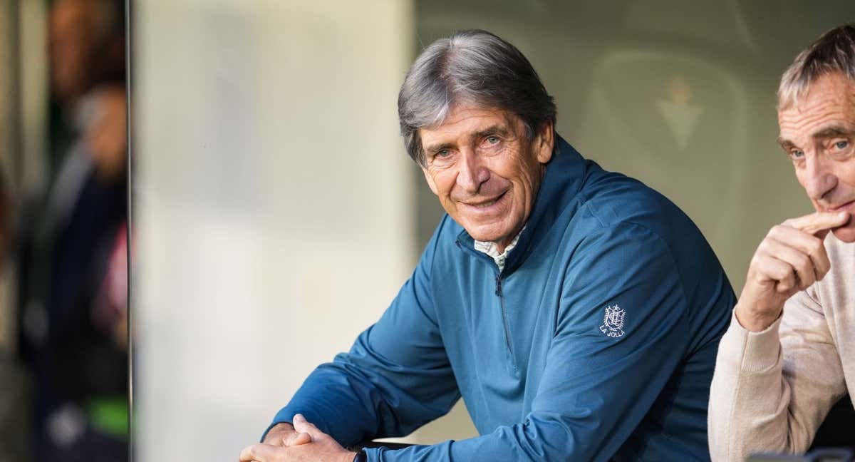 Pellegrini sonríe en el banquillo del Benito Villamarín./EP