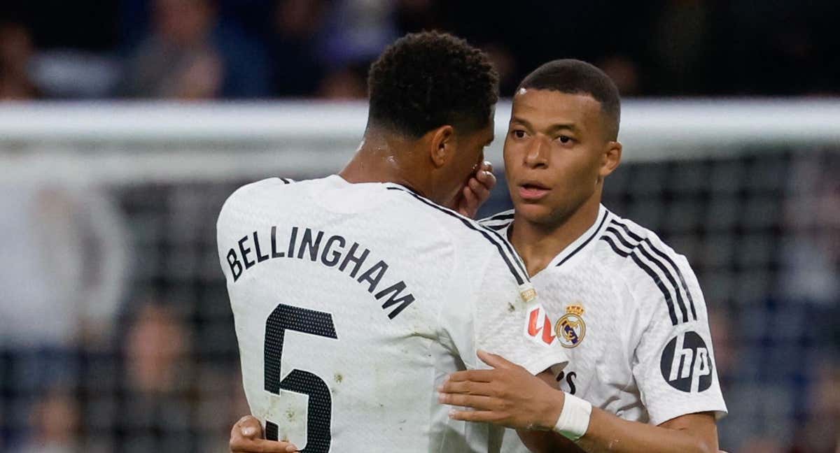 Bellingham habla con Mbappé en el partido contra el Mallorca. /AFP